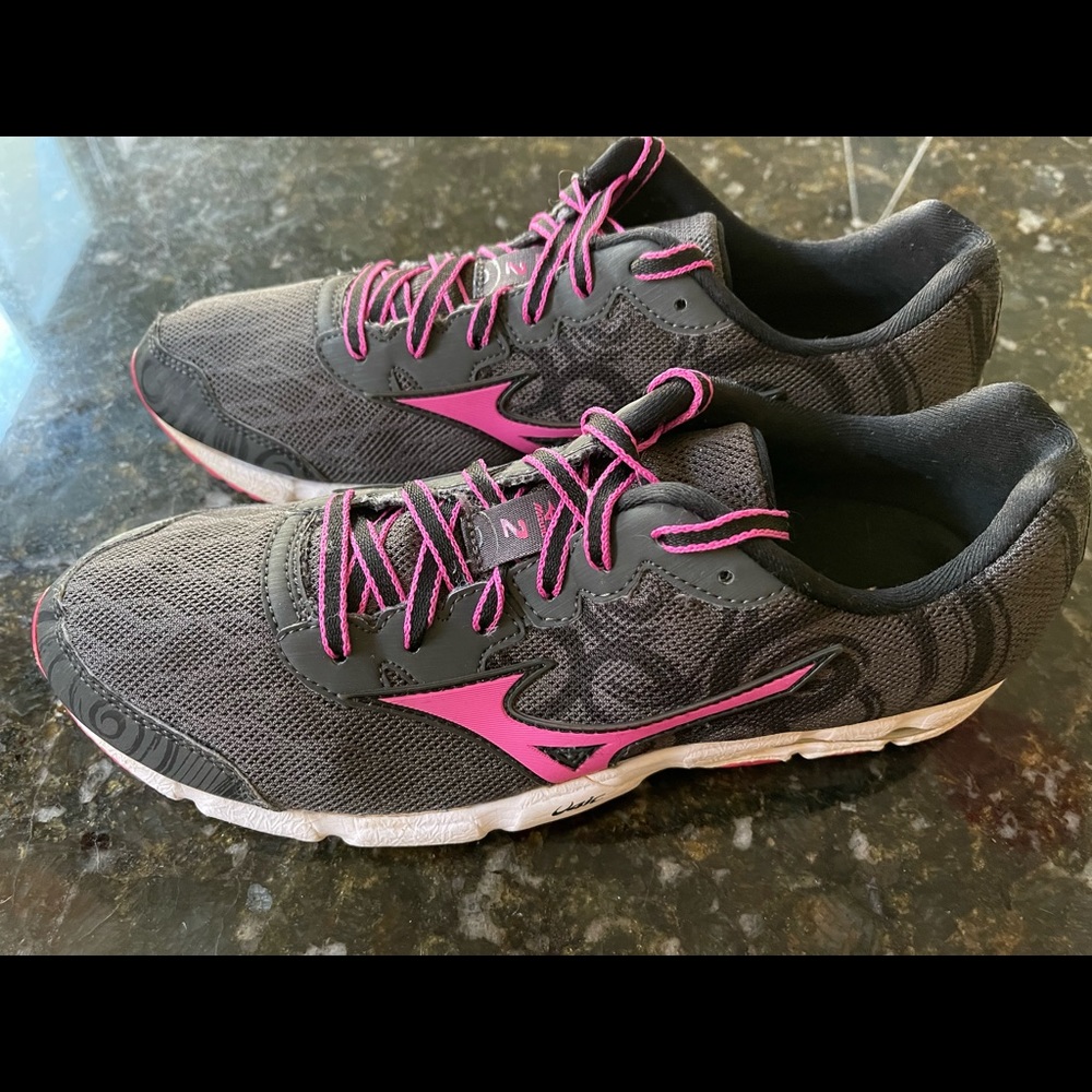 Mizuno Wave cross trainers in grey, black and bright pink  details. Size 9.5.